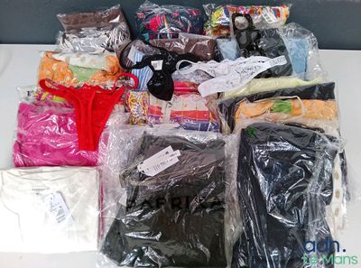 de nombreux sacs de vêtements posés sur une table dans une pièce