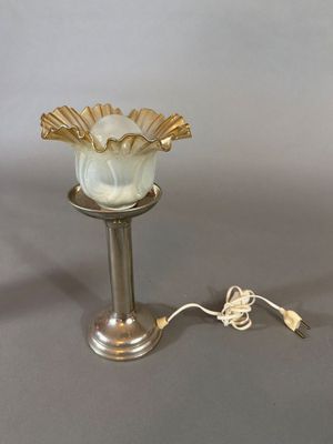 Lampe de table en métal argenté, fût cylindrique reposant su…