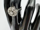 une photo d'une bague en diamant au doigt