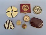un grand nombre d'objets différents posés sur une table