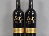 deux bouteilles de vin rouge posées sur une table en verre