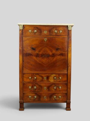 une image d'une commode avec un plateau en marbre