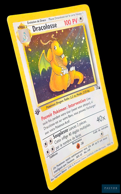 une carte Pokémon jaune sur laquelle figure un dragon