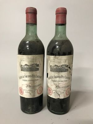 deux bouteilles de vin posées l'une à côté de l'autre sur une table