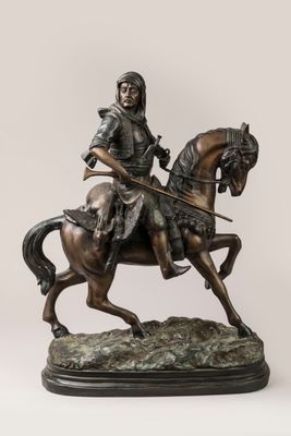 statue représentant un homme à cheval, sur laquelle est posée une épée