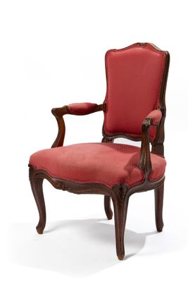Fauteuil en bois mouluré et sculpté, le dossier et les accot…