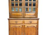 un vieux vaisselier en bois avec portes et tiroirs en verre