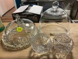 trois plats en verre posés sur une table, recouverts d'une cloche en verre