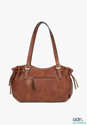 une image d'un sac à main en cuir marron sur fond blanc