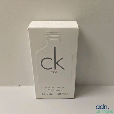 Le coffret du parfum est vide et prêt à être ouvert.