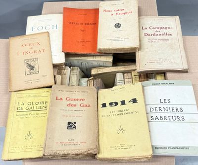 un grand nombre de livres posés sur une table