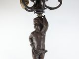 paire de candélabres anciens en bronze ornés de chérubins et de chérubins