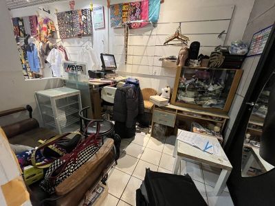 une photo d'une chambre en désordre avec plein d'objets par terre