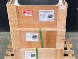 une pile de palettes en bois surmontée d'une casserole noire