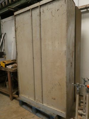 une grande armoire métallique au milieu d'une pièce