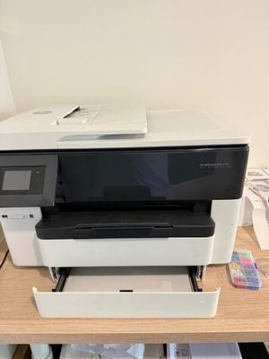 une imprimante posée sur un bureau