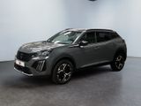 Un SUV gris est garé dans une grande pièce