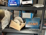 une étagère remplie d'objets hétéroclites dans un garage