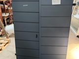 une armoire métallique au milieu d'une pièce