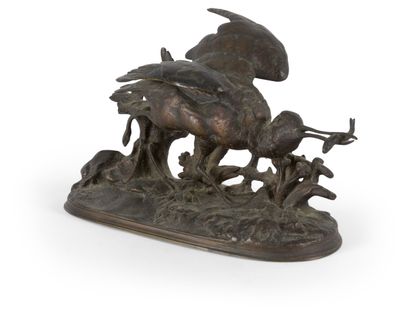 statue en bronze représentant un cheval et un homme, sur laquelle est perché un oiseau