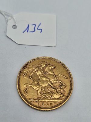 gros plan d'une pièce d'or portant une étiquette de prix