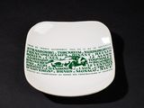 un gros plan d'une assiette blanche ornée de motifs verts