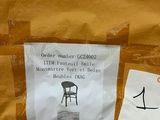 un sac en papier kraft sur lequel sont collés quelques autocollants