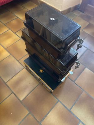 plusieurs valises empilées les unes sur les autres sur un sol carrelé