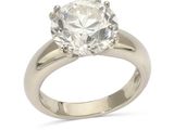 gros plan d'une bague en diamant sur fond blanc