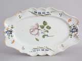 une assiette blanche avec un motif floral