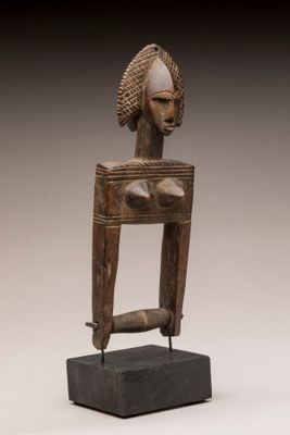 une statue en bois d'une femme avec un chapeau sur la tête