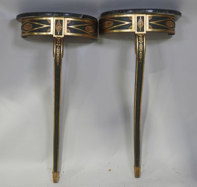 une paire de tables d'appoint noires et dorées