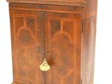 une armoire en bois munie d'une porte et d'une cloche
