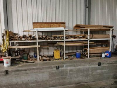 une pièce où les étagères sont recouvertes de bois