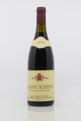 gros plan d'une bouteille de vin sur une surface blanche