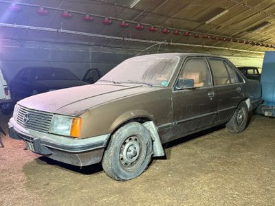 une voiture sale garée dans un garage