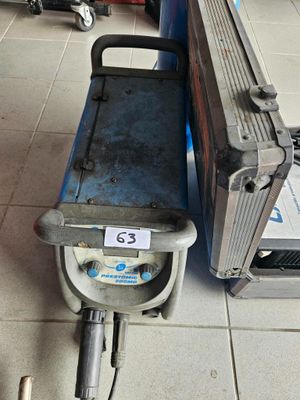 un chariot à bagages posé par terre à côté d'une valise
