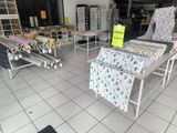 une pièce remplie d'une grande variété de tissus