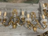 beaucoup de lustres posés sur la table