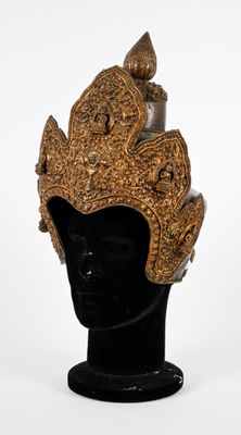 une tête de mannequin noire coiffée d'un chapeau doré