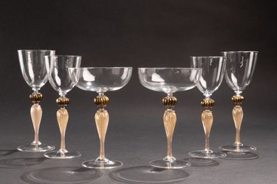 quatre verres à vin sont alignés sur une table