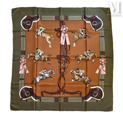foulard en soie représentant des chevaux et des jockeys sur fond marron