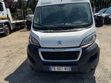 une camionnette blanche garée sur un parking à côté d'un camion