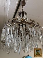 Lustre en bronze à pendeloques de cristal.