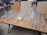 de nombreux verres vides posés sur une table dans une pièce