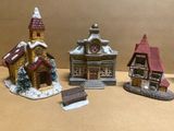 trois maisons miniatures posées sur une table