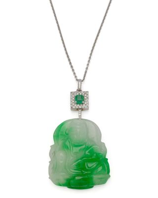 un pendentif en jade vert et diamants représentant un visage de Bouddha