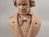 le buste d'un buste représentant un homme en costume et nœud papillon