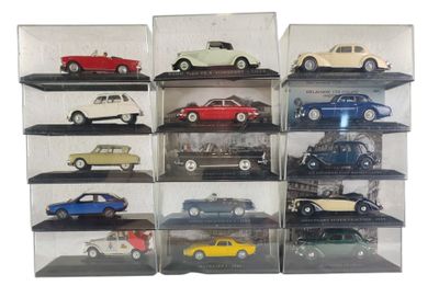 de nombreux modèles de voitures différents exposés dans une vitrine