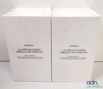 deux boîtes de parfum posées l'une sur l'autre sur une table